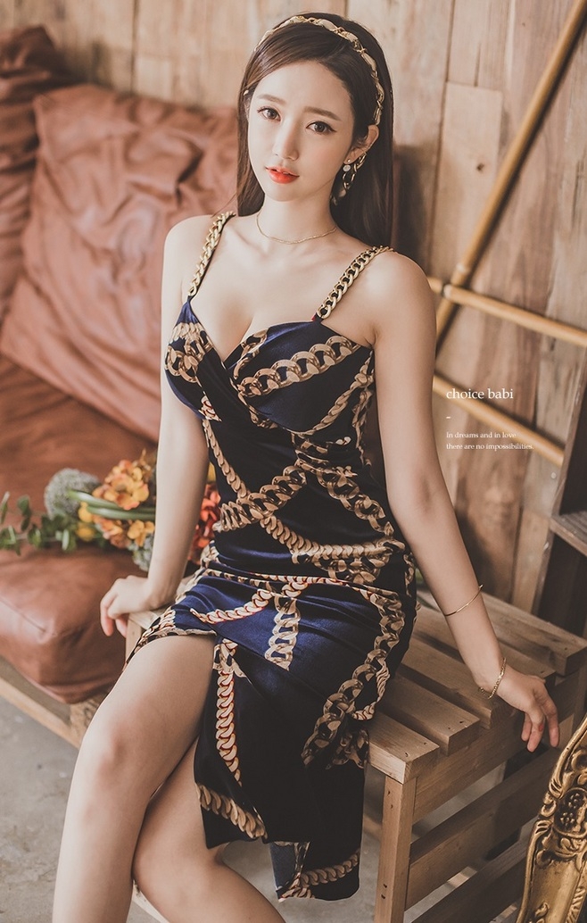 性感美女低胸吊裙高跟美腿套图