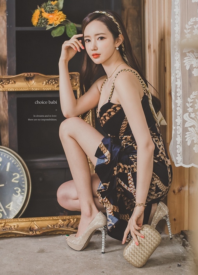 性感美女低胸吊裙高跟美腿套图