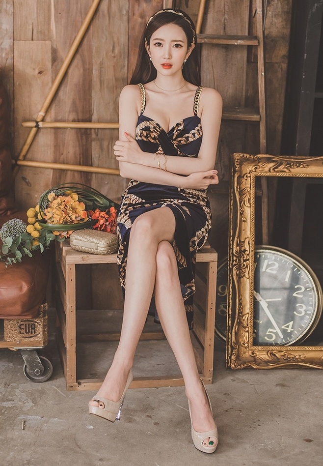 性感美女低胸吊裙高跟美腿套图