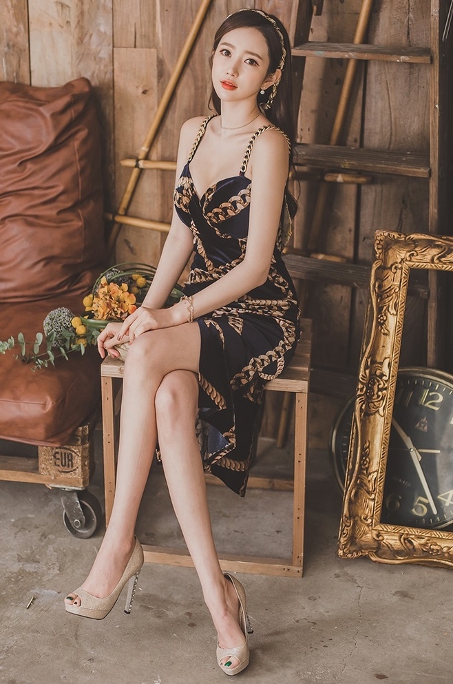 性感美女低胸吊裙高跟美腿套图