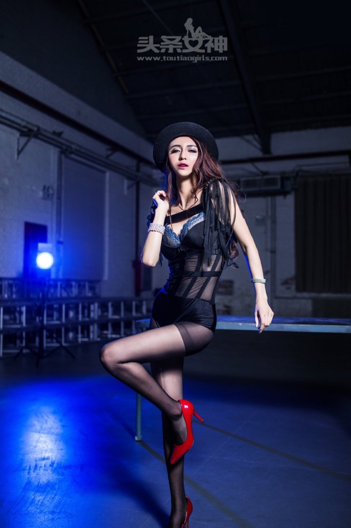 性感熟女真空透视黑丝诱惑套图