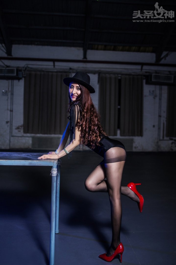 性感熟女真空透视黑丝诱惑套图