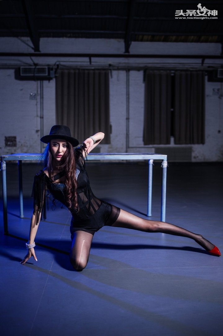 性感熟女真空透视黑丝诱惑套图