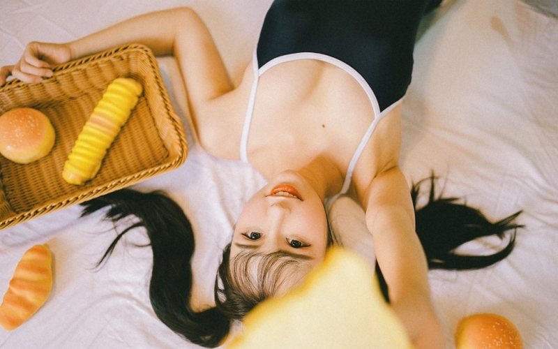 童颜巨乳美女萝莉床上诱惑写真