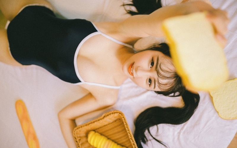 童颜巨乳美女萝莉床上诱惑写真