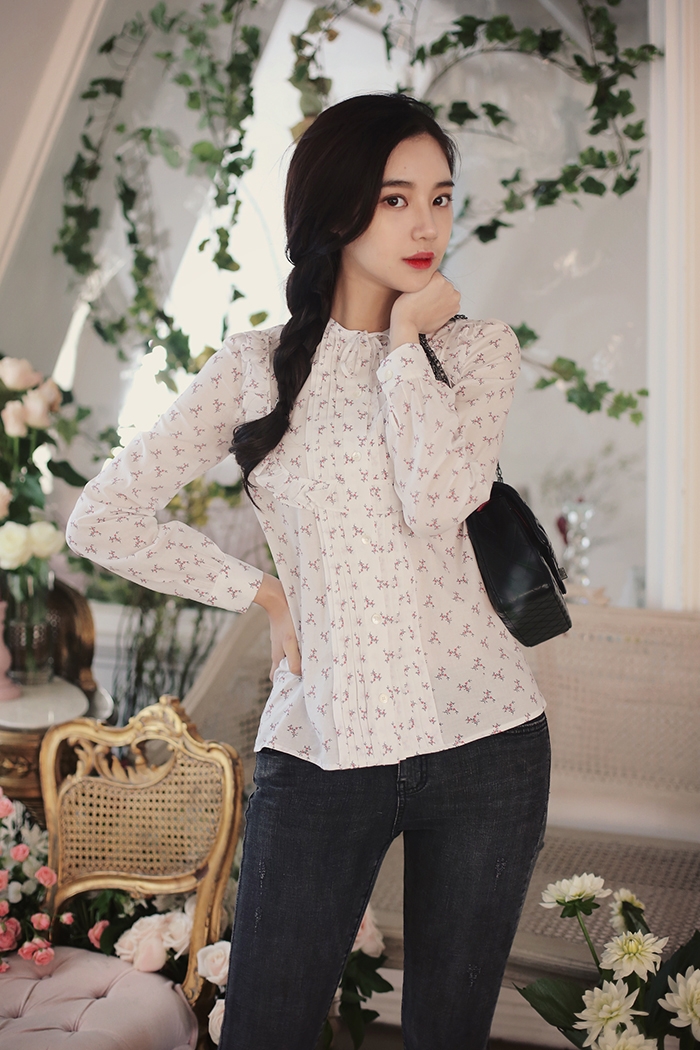 紧身牛仔裤美少妇美腿翘臀写真