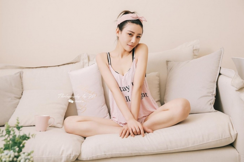 性感少女吊带睡衣白嫩酥胸写真