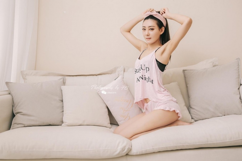 性感少女吊带睡衣白嫩酥胸写真