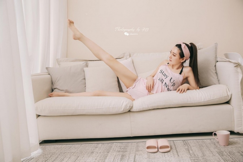 性感少女吊带睡衣白嫩酥胸写真