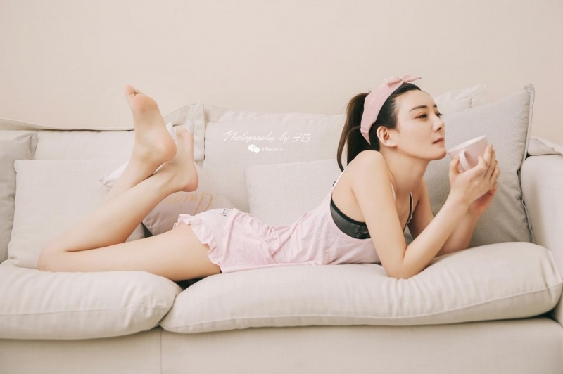 性感少女吊带睡衣白嫩酥胸写真