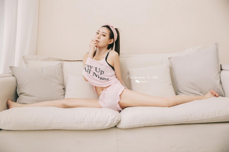 性感少女吊带睡衣白嫩酥胸写真