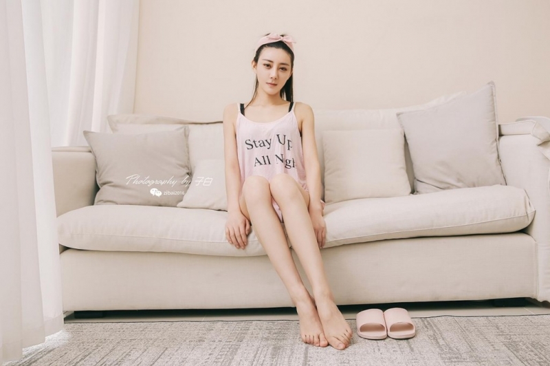 性感少女吊带睡衣白嫩酥胸写真