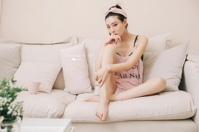 性感少女吊带睡衣白嫩酥胸写真