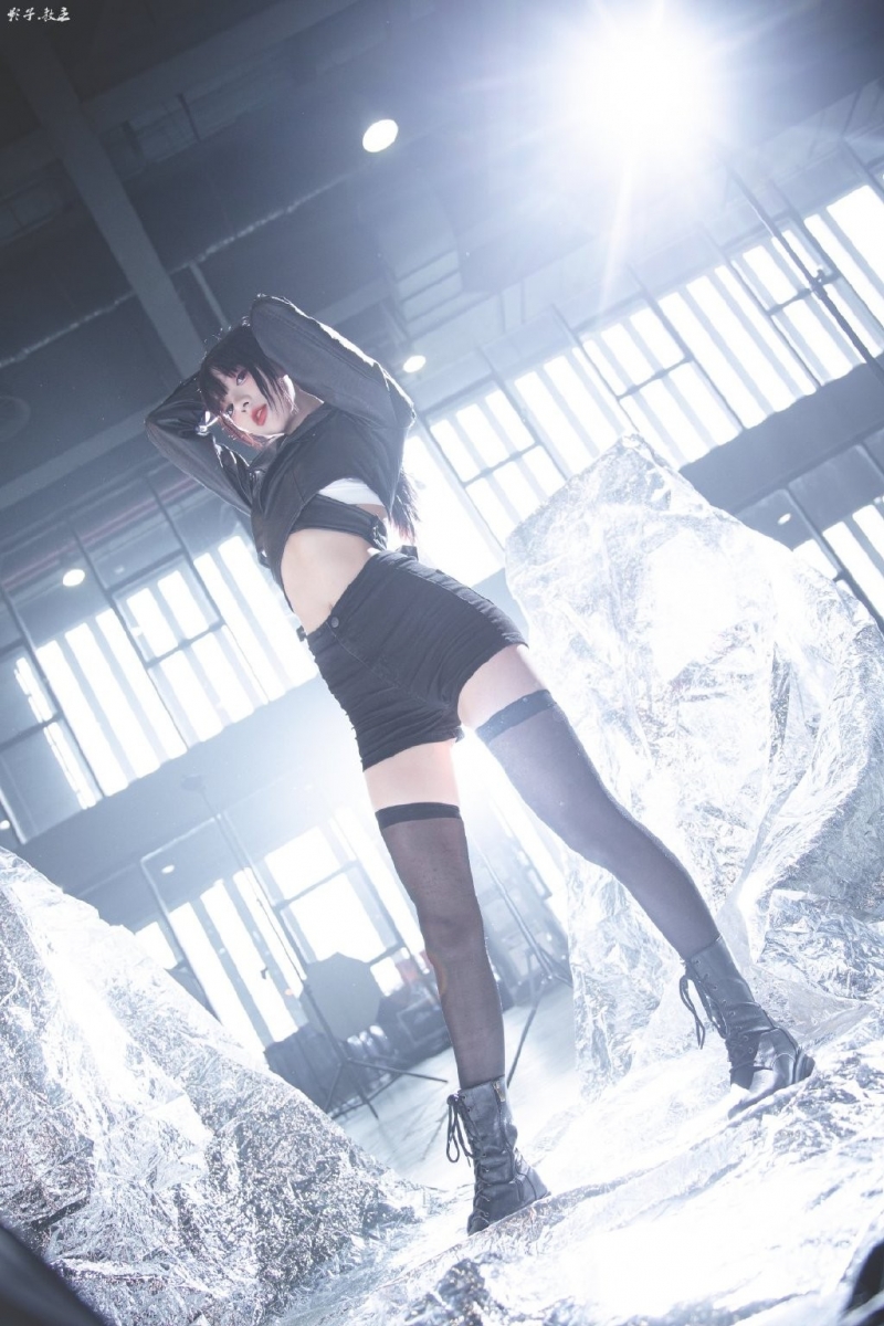 黑丝美女细腰美腿性感火辣图片