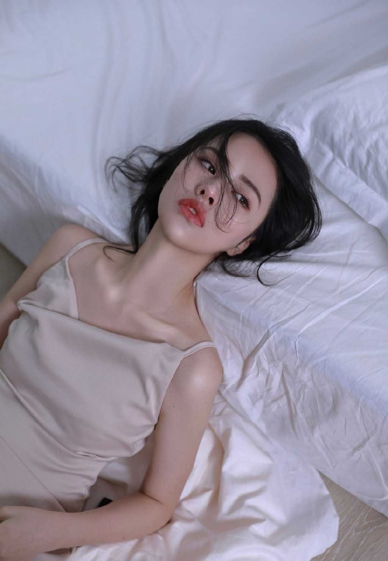 美女御姐吊带睡裙真空诱惑套图