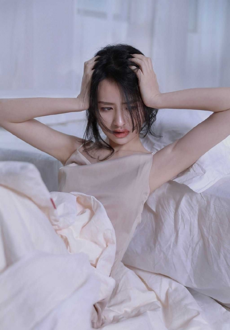 美女御姐吊带睡裙真空诱惑套图