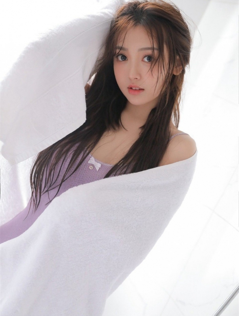 湿身诱惑美女御姐傲人上围私拍