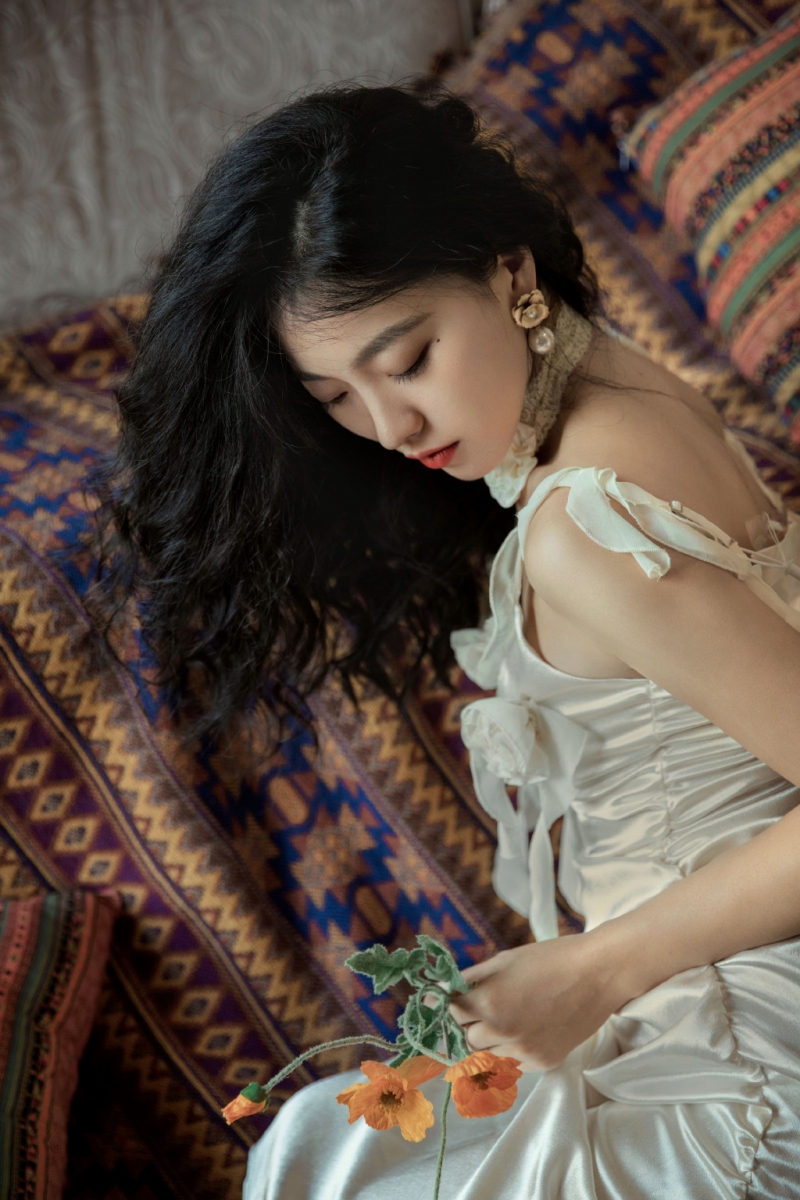 性感美女吊带睡裙极品销魂写真