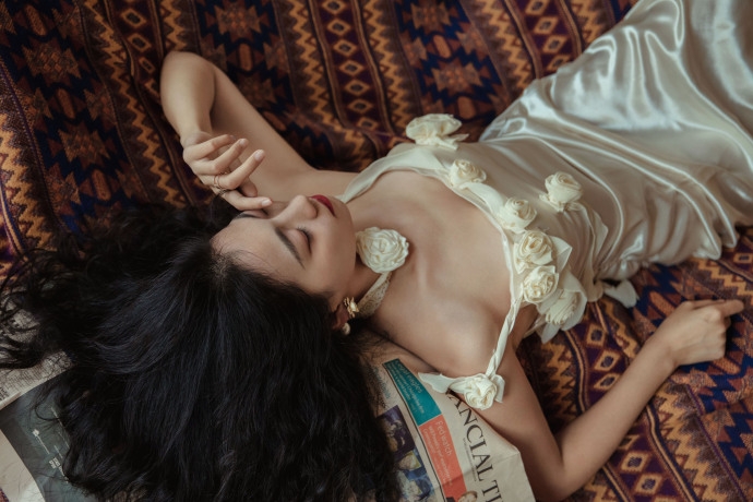 性感美女吊带睡裙极品销魂写真