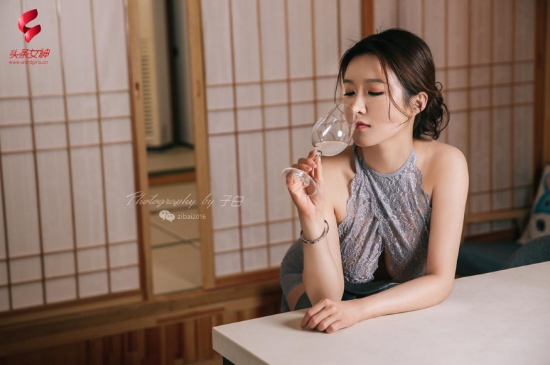 开胸露乳装美女情趣黑丝袜套图