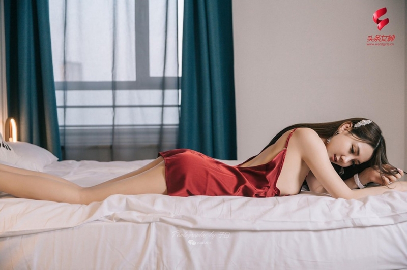 床上美女性感吊裙真空诱惑美图