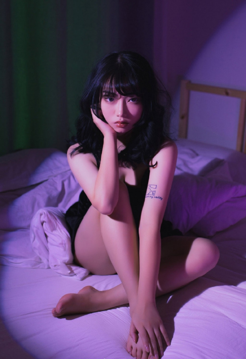 床上美女吊带睡裙极品销魂图片