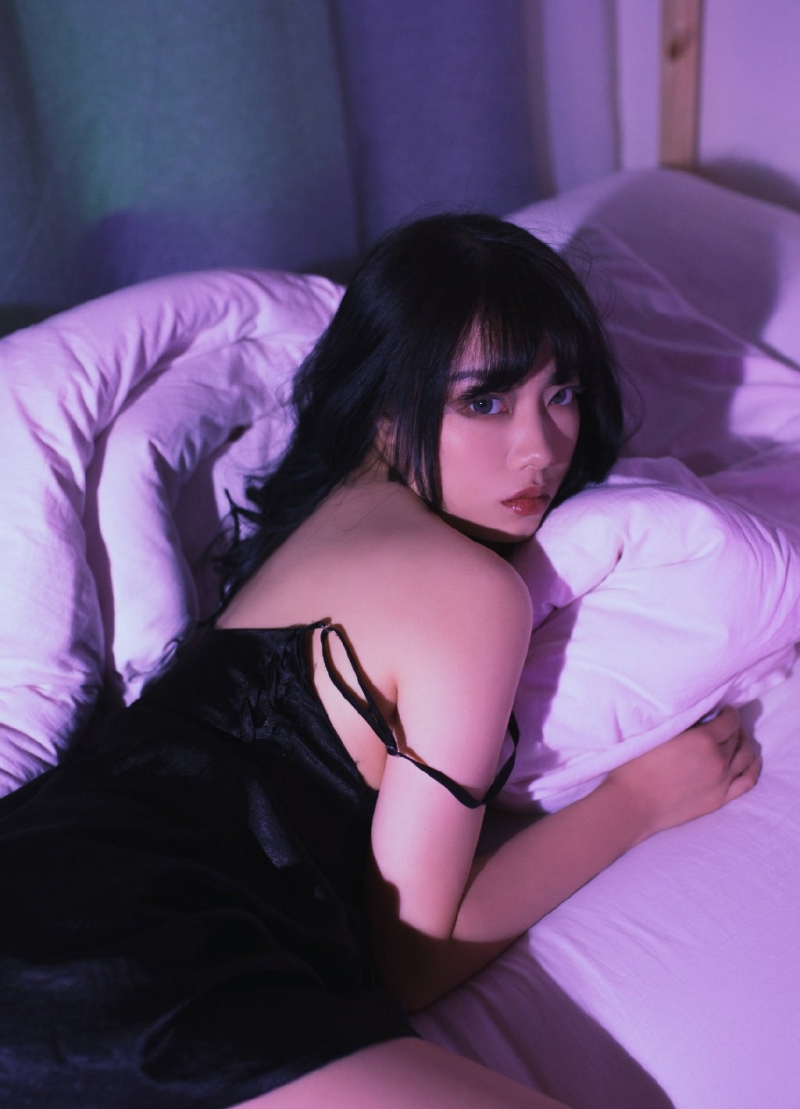 床上美女吊带睡裙极品销魂图片