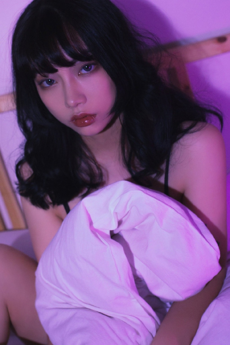 床上美女吊带睡裙极品销魂图片