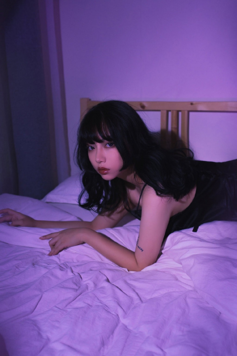 床上美女吊带睡裙极品销魂图片