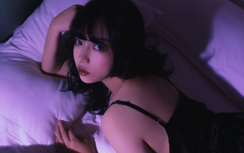 床上美女吊带睡裙极品销魂图片