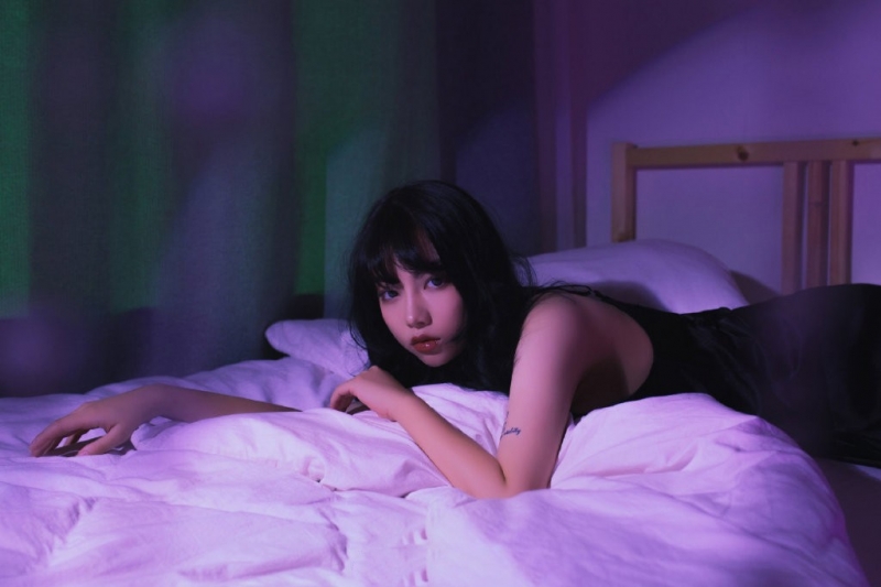 床上美女吊带睡裙极品销魂图片