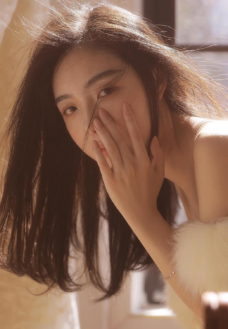 性感熟女白嫩酥胸真空诱惑套图