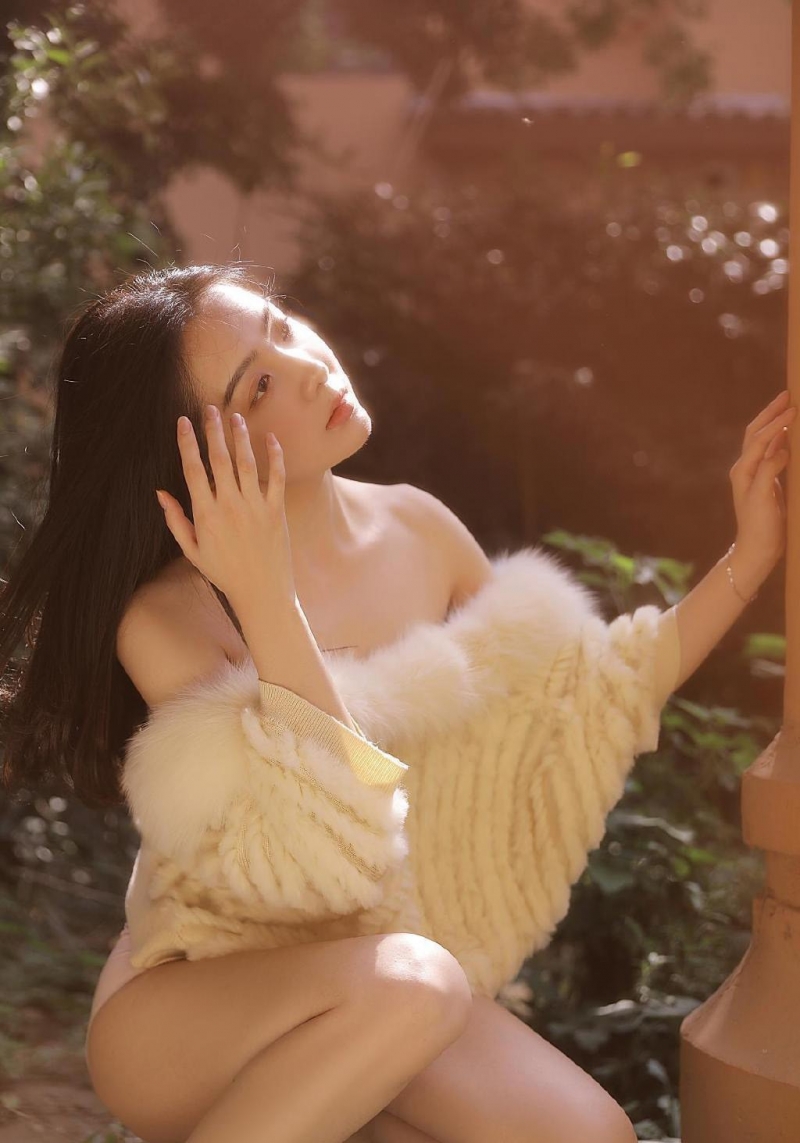 性感熟女白嫩酥胸真空诱惑套图