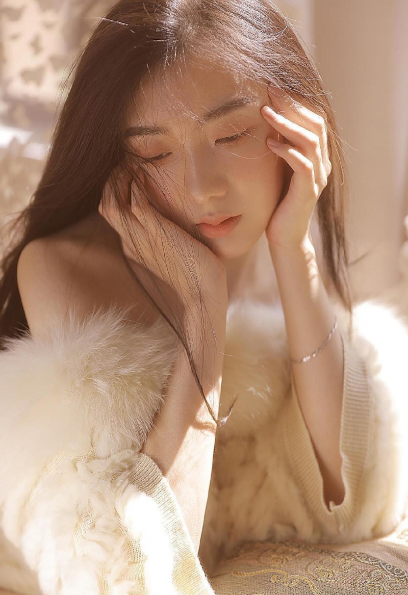 性感熟女白嫩酥胸真空诱惑套图