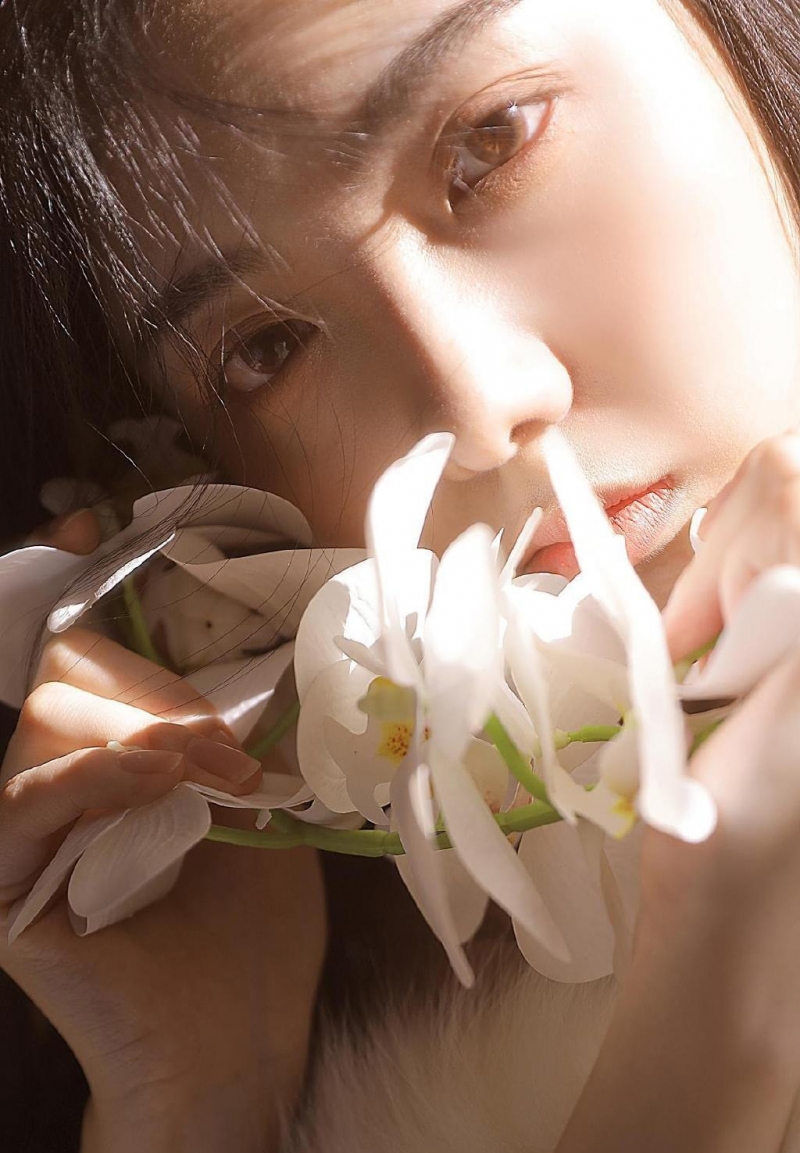 性感熟女白嫩酥胸真空诱惑套图