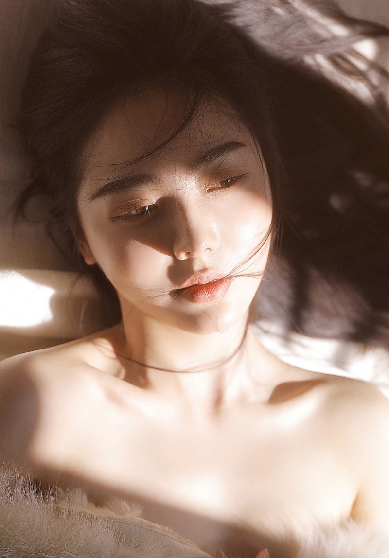 性感熟女白嫩酥胸真空诱惑套图