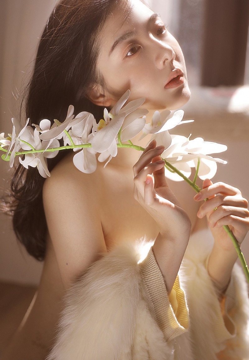 性感熟女白嫩酥胸真空诱惑套图