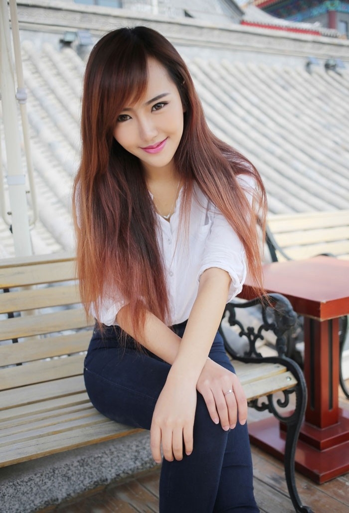 紧身牛仔裤美少妇翘臀诱惑写真