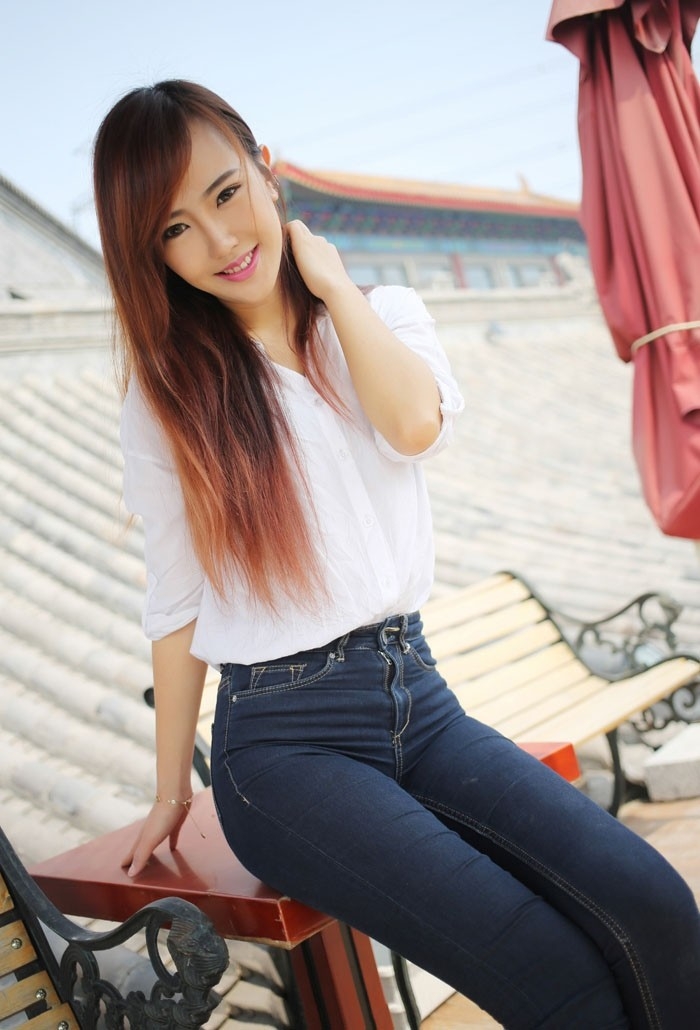 紧身牛仔裤美少妇翘臀诱惑写真