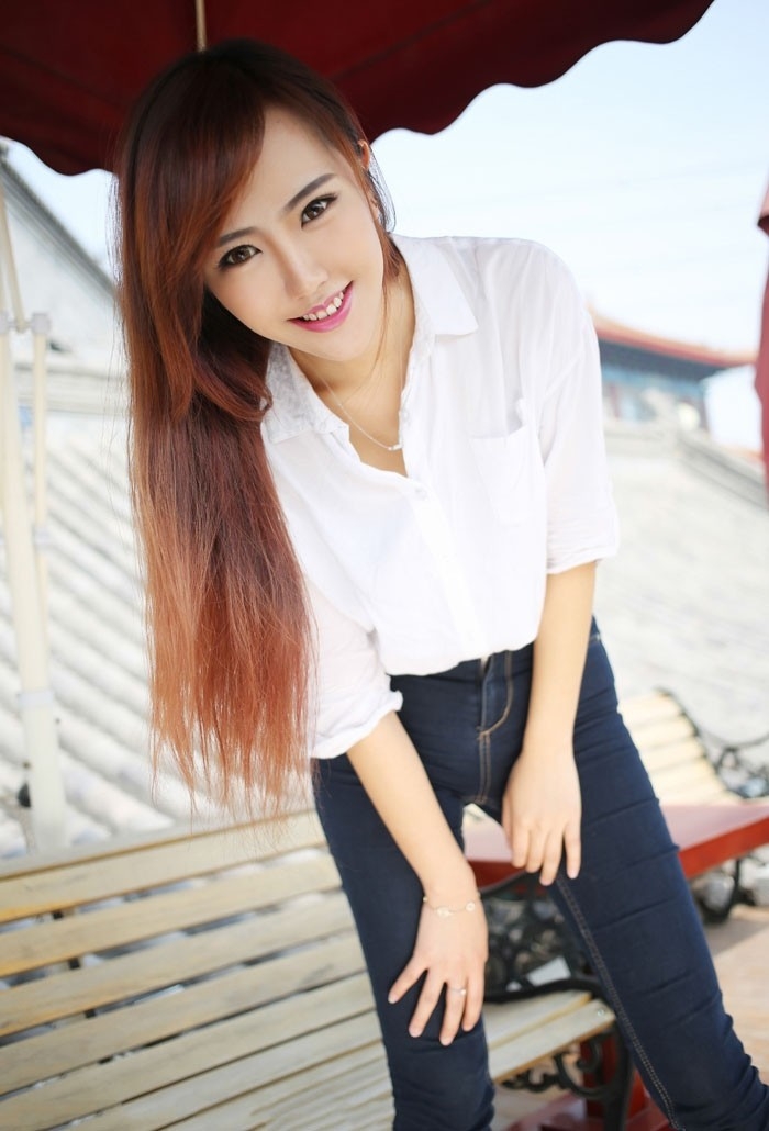 紧身牛仔裤美少妇翘臀诱惑写真