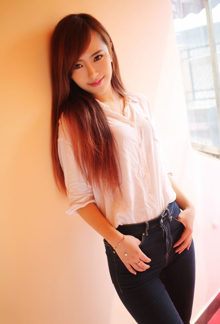 紧身牛仔裤美少妇翘臀诱惑写真