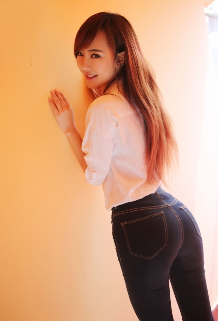 紧身牛仔裤美少妇翘臀诱惑写真