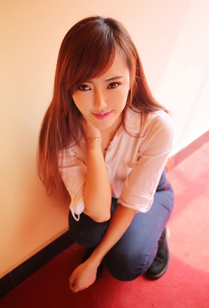 紧身牛仔裤美少妇翘臀诱惑写真