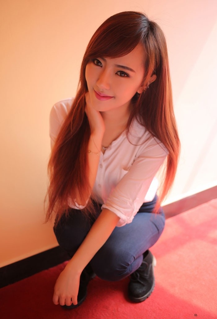 紧身牛仔裤美少妇翘臀诱惑写真