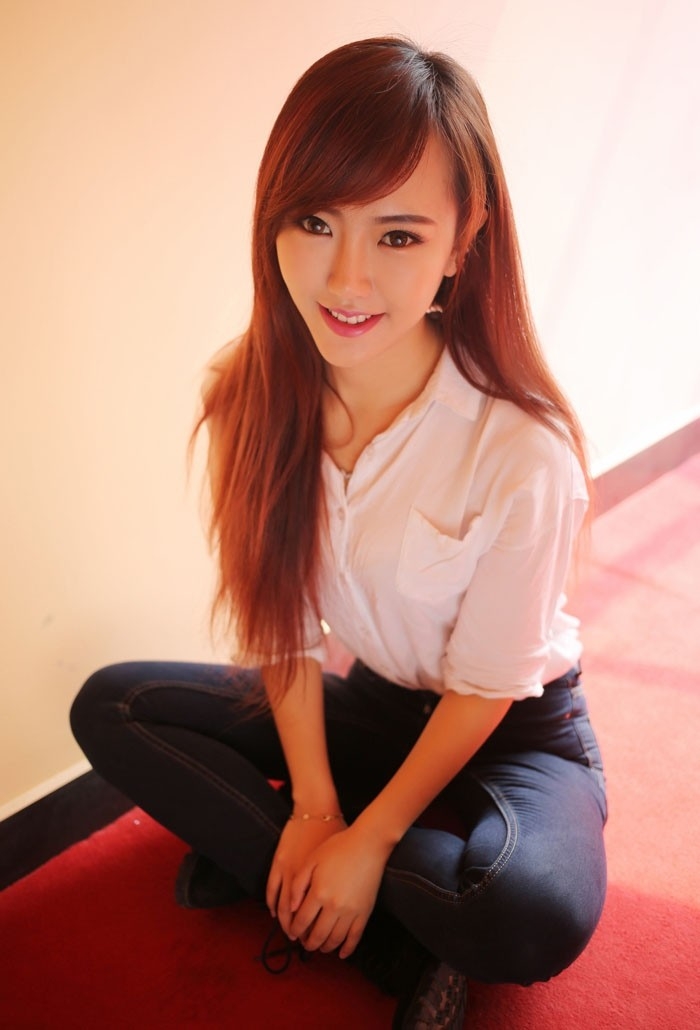 紧身牛仔裤美少妇翘臀诱惑写真