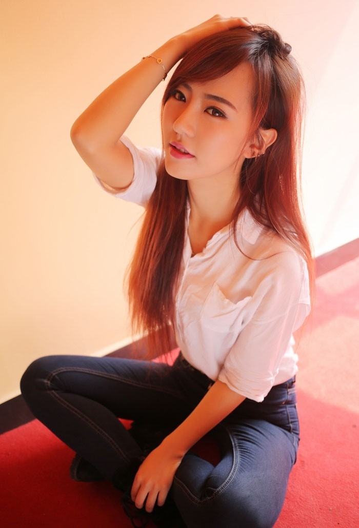 紧身牛仔裤美少妇翘臀诱惑写真