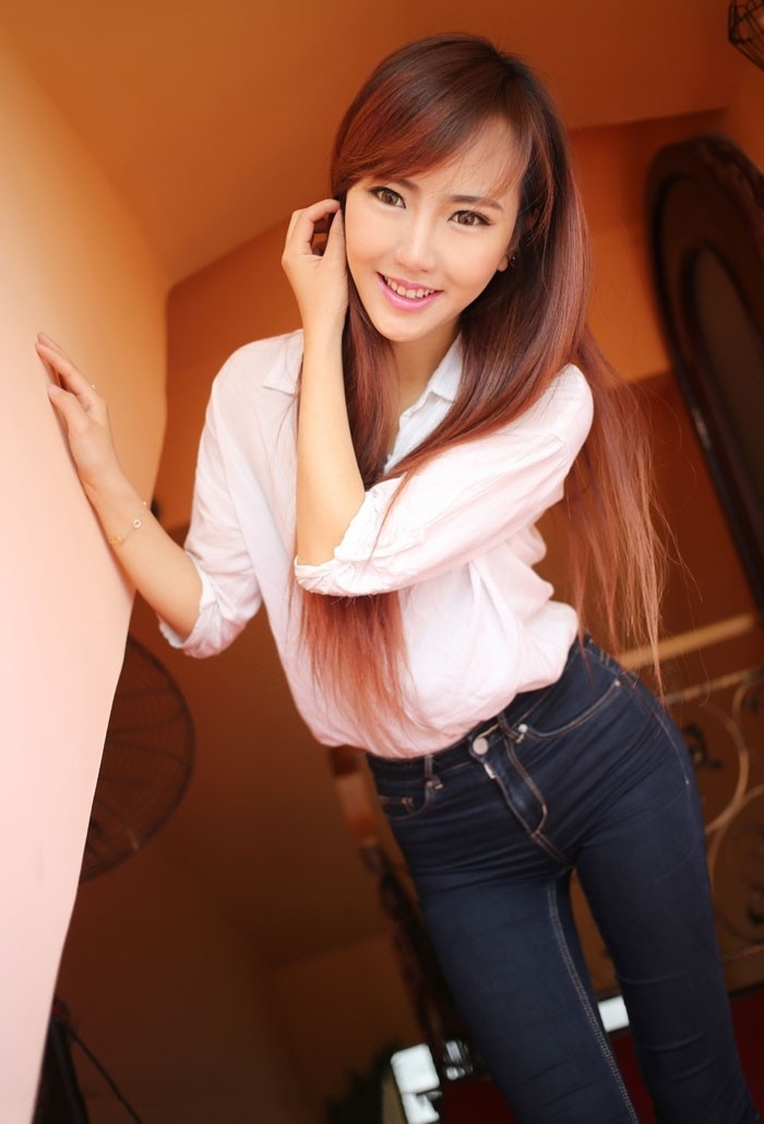 紧身牛仔裤美少妇翘臀诱惑写真