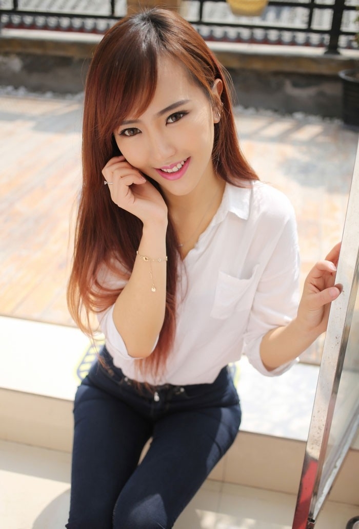 紧身牛仔裤美少妇翘臀诱惑写真