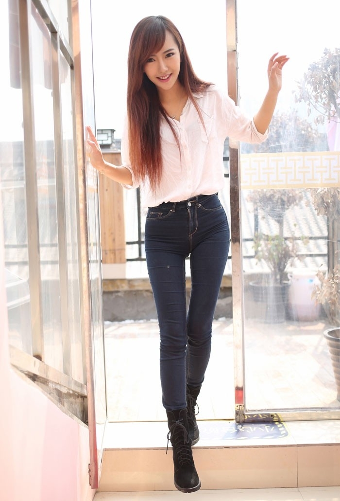 紧身牛仔裤美少妇翘臀诱惑写真