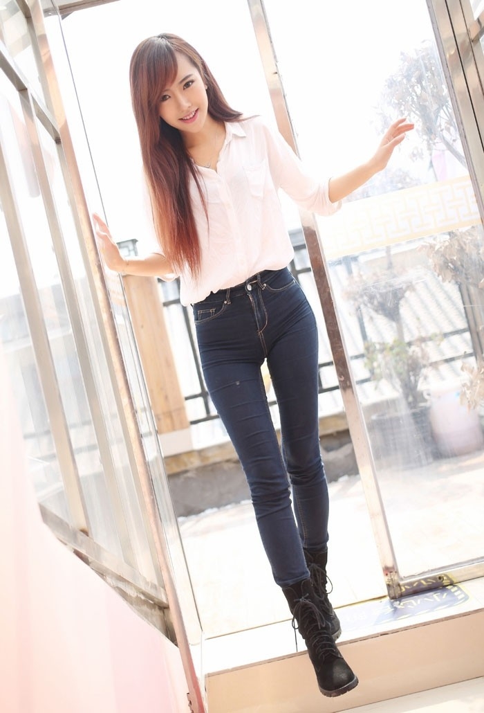 紧身牛仔裤美少妇翘臀诱惑写真